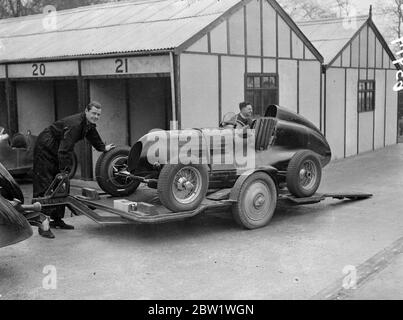 Nouveau circuit de course Crystal Palace ouvert. Le nouveau circuit de course sur le site de Crystal Palace a été ouvert par Earl Howe, le pilote de course. La première course sur le circuit sera l'événement Coronation Trophy. Photos, UN Esson Scott déchargeant sa voiture Scott Bugatti aux fosses. Mme Scott est à gauche le 22 avril 1937 Banque D'Images