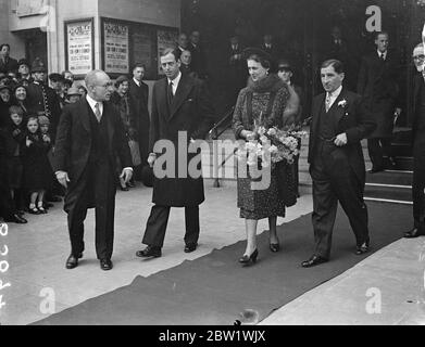 Duke et Duchesse de Kent au concert Coronation dans East End. Le duc et la duchesse de Kent ont assisté à un concert de couronnement pour enfants au People's Palace, Mile End Road. Le programme comprenait un morceau spécial de Coronation de Sir Walford Davies, maître de la musique Kings, dédié à la princesse Elizabeth et Margaret Rose. Photos, duc et duchesse de Kent partent après le concert. 21 avril 1937 Banque D'Images