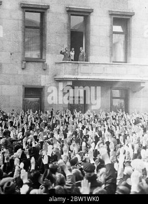 Hitler sur balcon Photo Stock - Alamy