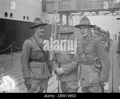 Trois VCS. Le contingent de coronation de Nouvelle-Zélande arrive en Angleterre. Avec trois centres de distribution de tension inclus dans leur nombre, le contingent néo-zélandais pour le Coronation est arrivé à Tilbury à bord du 'Rangitiki. Le nombre d'hommes qui se poursuit est de 50, composé d'officiers et d'autres rangs de l'armée et de l'armée de l'air, et il est placé sous le commandement du Maj N W McD Weir, du corps d'état-major de la Nouvelle-Zélande. Expositions de photos, les trois centres de distribution à l'arrivée à Tilbury. De gauche à droite, le capitaine R W Andrews, également membre du corps d’état-major et le second commandant du Sgt James Crichton et du Capt S Freikleton. 19 avril 1937 Banque D'Images