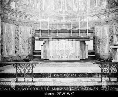 King dévoile le mémorial de son père. Le Roi dévoile aujourd'hui (20 avril) dans la Chapelle des gardes, caserne Wellington, Londres, le Mémorial de son père, le Roi George V. tous les grades de la Brigade des gardes, présents et passés, ont contribué au Mémorial, qui prend la forme d'un chancel STEP et alter. Le roi George V pendant tout son règne était le Col en chef de la Brigade des gardes. Spectacles de photos, le chancel STEP et alter qui forment le Mémorial au Roi George V dans la Chapelle de la Garde. 20 avril 1937 Banque D'Images