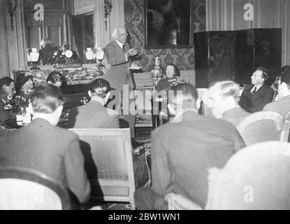 Dean de Canterbury raconte des navires de guerre britanniques avec des ponts dégagés à Bilbao. Le doyen de Canterbury, le Dr Hewlett Johnson, a fait une déclaration concernant la situation à Bilbao lorsqu'il est arrivé à Paris après une visite en Espagne et a été interviewé à l'ambassade d'Espagne. Le Dr Johnson a déclaré que les navires de guerre britanniques avaient convingé des navires à vapeur de Bilbao avec les ponts autorisés à agir. Les marins ont tenu les armes et les navires de guerre rebelles ont été réchauffés pour ne pas tirer. À Bilbao, le doyen a déclaré qu'il avait vu un navire marchand, considéré comme un navire à vapeur britannique transportant une cargaison de Santander, coulé par des navires de guerre rebelles. Dr Johnson Banque D'Images