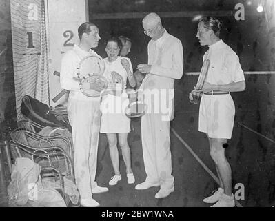 Le roi Gustav joue au tennis avec Lenglen à Paris le roi Gustaf de Suède, âgé de 78 ans, est arrivé à Paris depuis la Côte d'Azur peu avant qu'il ne se présente en flanelles sur le court de tennis. Il joue en double match avec Suzanne Lenglen, Raymond Rodel et Cristian de Calea. Photos de gauche à droite Raymond Rodel, Susan Lenglen , roi Gustaf et Cristian de Gales comme ils étaient sur le point de jouer le double match. 17 avril 1937 Banque D'Images