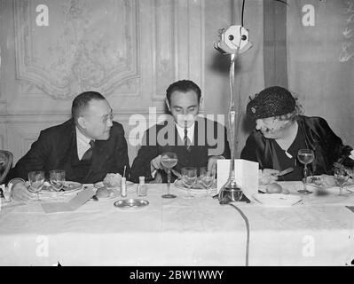 Des aviateurs japonais sont invités au déjeuner de Londres. Des aviateurs japonais révolutionnaires, Masaaki Linuma et Kenji Tsukagoshi, ont été invités à un déjeuner donné par la société japonaise à l'hôtel Savoy à l'occasion de leur vol de Tokyo à Londres. Photos, de gauche à droite, M Shigeru Yoshida, ambassadeur japonais, Kenji Taukagoshi, opérateur radio de l'avion 'Divine wind', et dame à la au déjeuner. 15 avril 1937 Banque D'Images