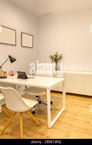 Bureau de clinique dentaire moderne entièrement équipé, avec cartes en verre, murs blancs numérotés et parquet. Banque D'Images