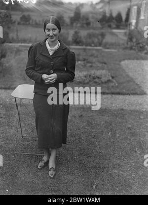 Fille de style australien friendée par la famille Winchester. Jesse Jean Mattin, la fille australienne restée loin sur le 'Château d'Athlone' et a été ramené en Angleterre par le 'Château de Carnarvon', a été fricté par M. et Mlle Griffith de Compton près de Winchester. Elle a été reconnue coupable à Winchester, mais elle a ensuite été libérée par le tribunal. Photos, Jesse Jean Mattin , la fille style, photographiée chez ses nouveaux amis à Compton, près de Winchester. 15 avril 1937 Banque D'Images