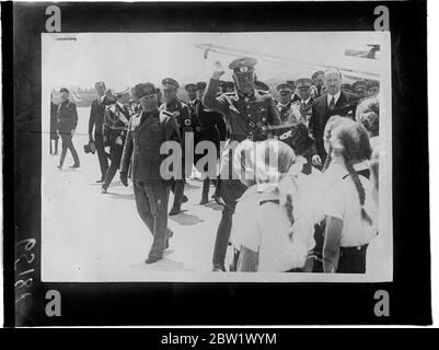 Le ministre allemand de la guerre salue les écolières avec des queues de cochon à Rome. Le maréchal von Blomberg, ministre allemand de la guerre, a été accueilli par Signor Mussolini lorsqu'il est arrivé à Rome. Il Duce a ensuite pris son invité pour une tournée aérienne dans un bombardier à trois moteurs qui a été piloté par Signor Mussolini lui-même sans un second pilote. Expositions de photos, le maréchal von Blomberg saluant une garde d'honneur de petites filles allemandes à Rome. Le Signor Mussolini se trouve sur la gauche. 4 juin 1937 Banque D'Images