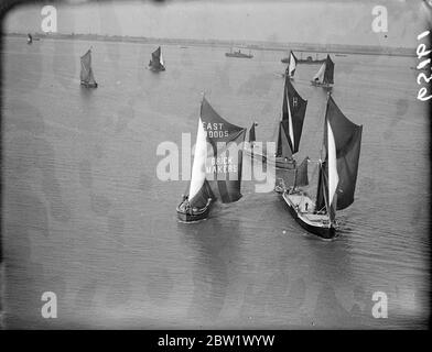 Photo de l'air. Barges à voile en course sur la Tamise. 18 concurrents, le plus grand nombre depuis la reprise des courses il y a 10 ans, ont commencé à Lower Hope point dans la course de barge de navigation de Coronation sur la Tamise. Le parcours s'est fait de Lower Hope point à la souris et de retour à Gravesend, une distance de près de 50 miles. Photos : les péniches de voile au début de la course - vue aérienne. 3 juin 1937 Banque D'Images