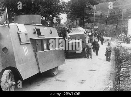 Nouvelles photos des attaques des rebelles sur Bilbao. Combat à plus de 21 kilomètres de l'avant. Avec des avions et des voitures blindées, les troupes rebelles du général Mola font une poussée déterminée sur Bilbao, capitale de la province basque du nord de l'Espagne. Des combats acharnés font rage depuis de nombreux jours dans les villages autour de Bilbao, et les combats se déroulent sur un front de 21 km. Spectacles photo: Voitures blindées rebelles, improvisées à partir de camions, dans un village sur le front de Bilbao. 3 juin 1937 Banque D'Images