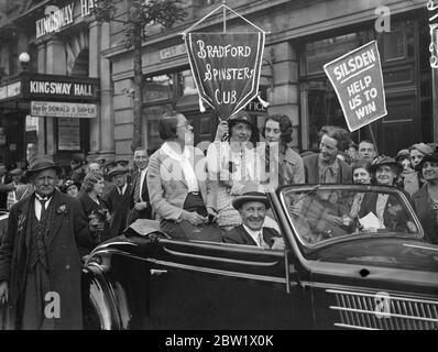 La femme mariée est à la tête de la marche de protestation de la plus vague. Trois mille personnes ont défilé du Kingsway Hall, où elles ont assisté à une réunion, à Hyde Park pour une manifestation pour protester contre les pensions des personnes ayant eu un âge de 55 ans. La réunion de protestation a suivi le rejet des revendications des Spiters par Sir Kingsley Wood, ministre de la Santé. Photos, Mme Gwen Farrar (caméra la plus proche), l'actrice et son ancienne partenaire, Mme Laura Hughes (ancienne Nora Blaney), sa partenaire, en voiture à la tête du cortège. présidente de la branche Bradford. 5 juin 1937 Banque D'Images