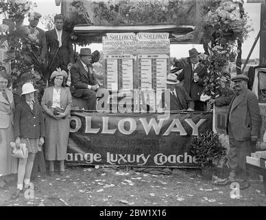 Aucune légende d'origine. [ course hippique célébrant le Couronnement du roi George VI ?] W. Soloway and co. Commission agents, (206 Garratt Lane), plaque de vente Walton, piquets de chêne. Poster de film publicitaire : Wings of the Morning, New Gallery Kinema, Regent Street. Publicité: Soloway Orange Luxury Coaches 4 juin 1937 [?] Banque D'Images