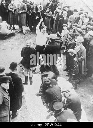 Emplois à la moustade chez huit hommes forts, nourrissant de force un python de 26 pieds 8 hommes forts ont été tenus de nourrir de force un python de 26 pieds, lorsqu'il a été amené de ses quartiers d'hiver à Hamilton, en Ontario. Après 3 mois de jeûne, son premier repas consistait en 20 livres de hamburger, deux douzaines d'oeufs, un quart de six citrate de magnosia, et un quart d'huile d'olive. 200 ans, serpent pèse 380 livres. Deux secondes. Expositions de photos, Owen Dauphinee, le gardien, qui fait descendre une partie de son premier repas dans la gorge du python de 26 pieds à Hamilton, en Ontario. Banque D'Images