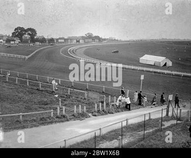 Tottenham à Epsom du nouveau stand St Dunstan. Très prisée par le temps réel de l'été, de grandes foules se sont rassemblées pour inspecter le cours de Derby à Epsom aujourd'hui (dimanche de Derby). Tous les personnages hauts en couleur qui font de la course de jour de Derby l'événement le plus célèbre, étaient sur le parcours. 30 mai 1937 Banque D'Images