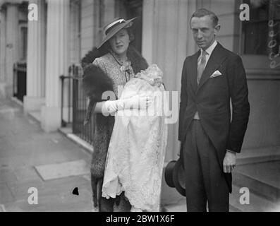 Duchesse de Kent, une marraine à la fille de sa dame en attente. La duchesse de Kent était une marraine au baptême dans la chapelle du palais de Lambeth de la fille de Lord et de Lady Herbert. Le bébé a reçu les noms Diana Mary. Ses deux parents sont membres de la maison du duc de Kent. Lord Herbert est Echéry au Duc et Lady Herbert est petite dame en attente à la Duchesse. Expositions de photos, Lord et Lady Herbert avec le bébé quittant leur maison Eaton Square pour le palais de Lambeth. 1er juin 1937 Banque D'Images