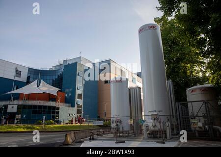 Bouteilles d'oxygène liquide à l'extérieur de l'hôpital pour enfants Noah's Ark à l'hôpital universitaire du pays de Galles à Cardiff, mai 2020. Banque D'Images