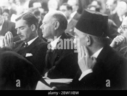 Prière de M. Eden aux réunions de la Ligue. Photos: M. Anthony Eden (à gauche), ministre britannique des Affaires étrangères, apparemment dans la prière, alors qu'il écoute somnolement un discours à la réunion de la Société des Nations à Genève. Son voisin de droite, qui est en pleine alerte, est membre de la délégation égyptienne qui assistait aux délibérations de la Ligue pour la première fois depuis que l'Égypte est devenue complètement indépendante en vertu du Traité anglo-égyptien. La Grande-Bretagne a parrainé l'entrée de l'Égypte à la Ligue. 27 mai 1937 Banque D'Images