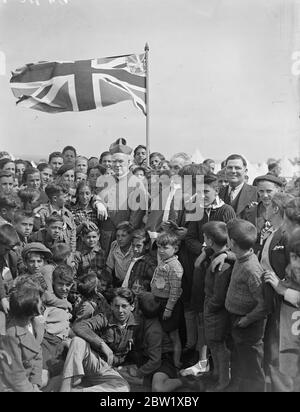 Les enfants basques en procession religieuse a Hampshire camp. Sous la direction des 15 prêtres qui les ont accompagnés d'Espagne, les enfants basques réfugiés ont défilé en procession autour du camp de North Storeham près de Southampton, pour célébrer la fête de Corpus Christi. Des bannières et autres équipements ont été envoyés du quartier. Expositions de photos, l'évêque catholique de Portsmouth était quelques-uns des enfants du camp. L'évêque est le Rév William T Cotter. 27 mai 1937 Banque D'Images