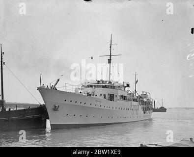 T. O. M. Sowith embarque sur le nouveau yacht de luxe pour les essais. Avec M. T. O. M. Sowith, le propriétaire, et son épouse à bord, le nouveau yacht de luxe Philante quitta Southampton pour ses épreuves. Philante traversera plus tard l'Atlantique pour proposer le yacht de course Endeavour II de M. Sowith, qui devrait relever le défi pour la coupe de l'Amérique. Photos: La Philante quitte Southampton pour ses épreuves. 25 mai 1937 Banque D'Images