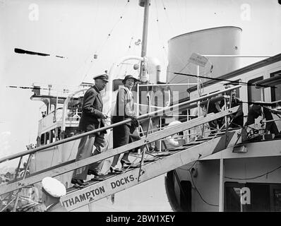 T. O. M. Sowith embarque sur le nouveau yacht de luxe pour les essais. Avec M. T. O. M. Sowith, le propriétaire, et son épouse à bord, le nouveau yacht de luxe Philante quitta Southampton pour ses épreuves. Philante traversera plus tard l'Atlantique pour proposer le yacht de course Endeavour II de M. Sowith, qui devrait relever le défi pour la coupe de l'Amérique. Photos: M. T. O. M. Sowith et sa femme embarquant à bord de Philante à Southampton avant de partir en procès. 25 mai 1937 Banque D'Images