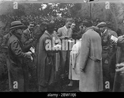 M. Herman Rogers annonce le jour du mariage du duc de Windsor, le 3 juin. M. Herman Rogers, agissant au nom du duc de Windsor, fait une déclaration au Château de Cande, près de Tours, sur le mariage prochain du duc à Mme Wallis Warfield (Simpson). La déclaration a été publiée aux représentants de journaux du monde entier qui attendaient quatre semaines dans les environs. Il a annoncé que le mariage se ferait en privé au Château le 3 juin en présence de Mme Merryman, tante de la mariée, et de quelques amis. Aucun membre de la famille royale n'y assisterait. Photos: M Banque D'Images