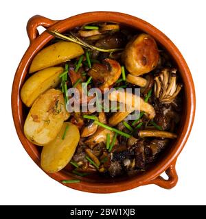 Plat végétarien - champignons rôtis et champignons de la forêt avec pommes de terre en pot. Isolé sur fond blanc Banque D'Images