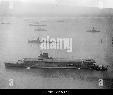 La flotte a « fait marche » à Spithead pour la revue navale de Kings. Une vue aérienne des navires de guerre a été dressée à Spithead pour l'examen de la flotte par le Roi et la Reine. En premier plan est HMS glorieux avec ses deux ponts se soulève vers le bas. 20 mai 1937 Banque D'Images