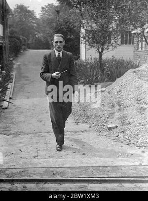 Les délégués du tram se concertèrent sur la prolongation de la grève. La conférence des télétravailleurs du tramway et du trolleybus de Londres, qui se réunit au Woodbury Hall, Green Lane, pour décider de la grève des autobus, s'étendra aux autres services. Photos, M. J. Barrett, secrétaire du Conseil du transport et des travailleurs généraux du tramway Unionl. 20 mai 1937 Banque D'Images