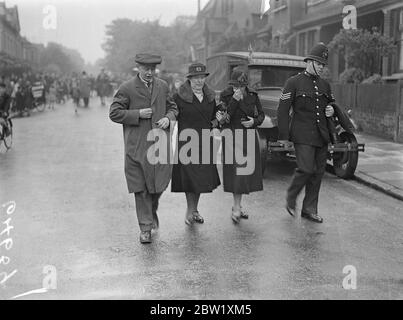 Vicaire de Londres abattu par des hommes armés cachés à l'extérieur de l'église. L'assaillant se met à tourner le fusil. Caché dans quelques buissons près de Church Hall, un homme a tiré trois coups de feu au révérend Charles Walter Sykes, vicaire de l'église St Jean, au sud de Tottenham. Les hommes armés ont ensuite lui-même mis l'arme. Il est mort plus tard de ses blessures. M. Sykes s'approchait du hall, qui se trouve sur Vartry Road, avec son verger, M. Longhurst, lorsque la fusillade s'est produite et un postier qui s'est présenté pour aider a également été tiré. Le vicaire blessé est maintenant à l'hôpital Prince of Wales. Il y a quelques jours, il aurait informé la police de la menace Banque D'Images