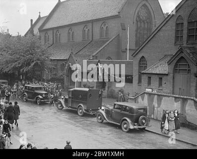 Vicaire de Londres abattu par des hommes armés cachés à l'extérieur de l'église. L'assaillant se met à tourner le fusil. Caché dans quelques buissons près de Church Hall, un homme a tiré trois coups de feu au révérend Charles Walter Sykes, vicaire de l'église St Jean, au sud de Tottenham. Les hommes armés ont ensuite lui-même mis l'arme. Il est mort plus tard de ses blessures. M. Sykes s'approchait du hall, qui se trouve sur Vartry Road, avec son verger, M. Longhurst, lorsque la fusillade s'est produite et un postier qui s'est présenté pour aider a également été tiré. Le vicaire blessé est maintenant à l'hôpital Prince of Wales. Il y a quelques jours, il aurait informé la police de la menace Banque D'Images