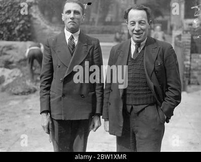 Les délégués du tram se concertèrent sur la prolongation de la grève. La conférence des télétravailleurs du tramway et du trolleybus de Londres, qui se réunit au Woodbury Hall, Green Lane, pour décider de la grève des autobus, s'étendra aux autres services. Des séances photo, M. J. Barrett (à gauche), secrétaire du conseil du Syndicat des transports et des travailleurs généraux du tramway, s'entretenir avec M. W Cutler, président du comité des tramways du district de Londres, devant Woodbury Hall. 20 mai 1937 Banque D'Images