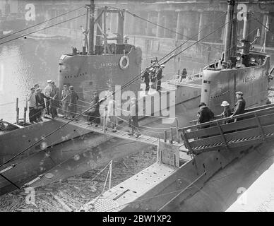 Londres voit la Marine. Sous-marins dans le quai près de Tower Bridge. Les sous-marins de la flotte d'origine qui ont été stationnés dans la piscine de Londres pour le Coronation, ont été ouverts à l'inspection par les visiteurs seulement quelques heures après leur arrivée. Expositions de photos : visiteurs à bord du sous-marin HMS espadon (61S) dans le quai de St Katharine, Londres. Un autre sous-marin britannique de classe S du groupe One, le HMS Starfish (19S), fait le pont. 7 mai 1937 Banque D'Images