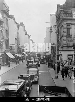 Eastside en journée de lavage - décorations Coronation de Bond Street. L'aristocratique Bond Street est la chose sous le commentaire pithy offert sur ses décorations de Coronation par une visiteur américain. Elle a comparé le célèbre centre commercial à East Side (New York) lors d'un lavage. Spectacles photo: Bond Street décorée pour le Coronation. 6 mai 1937 Banque D'Images