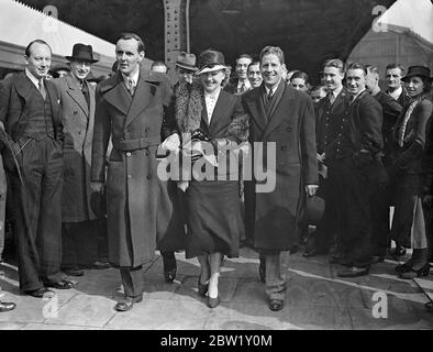 Eric Maschwitz et de Rudy de Vallee sont arrivés à Londres. Eric Maschwitz, directeur de la BBC, Light Entertainment, Rudy Vallee, le chef de bande américain et l'un des premiers croonneurs, et Hildegarde, le chanteur de cabaret, sont arrivés à la gare de Paddington pour l'Amérique sur le bateau "Ile de France" qui essayait. Eric Maschwitz a été en Amérique pour organiser la production de sa pièce musicale 'Balalaika'. Les rapports selon lesquels il ne retournerait pas à son ancien emploi à la BBC ont été refusés. Photoshows, Eric Maschwitz (à gauche), Hildegarde et Rudy Vallce (à droite) à l'arrivée à Paddington. Hildegarde a eu un nouveau printemps Banque D'Images