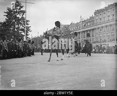 King passe en procession avec les gardes à cheval pour faire le trooping de la couleur. Pour la première fois depuis sa succession, le roi a défilé en procession depuis le palais de Buckingham pour assister à la cérémonie de Trooping la couleur sur la parade des gardes à cheval. Le roi était accompagné du duc de Gloucester et de Kent et du prince Arthur de Connaught. Photos : le roi à cheval avec ses deux frères à travers le Mall jusqu'aux gardes à cheval. 9 juin 1937 Banque D'Images