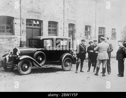 L'ennemi principal de Mussolini et son frère ont été assassinés en France. Bombe non explosée en voiture. On croit que les motivations politiques sont responsables du meurtre du Professeur Carlo Rosselli, ennemi implacable du fascisme italien et de Mussolini, et de son frère Sabatino (Nello), qui ont été retrouvés morts à Couterne, dans le département de l'Orne en France. Les deux avaient été tués soit par des coups de feu, soit par la poussée de stiletto à travers le cou. Une voiture avec des tissus d'ameublement tachés de sang était à une certaine distance. Une puissante bombe intégrée dans un récipient à lait condensé a été trouvée sur le siège arrière. Il a apparemment été conçu pour détruire la preuve du crime, mais h Banque D'Images