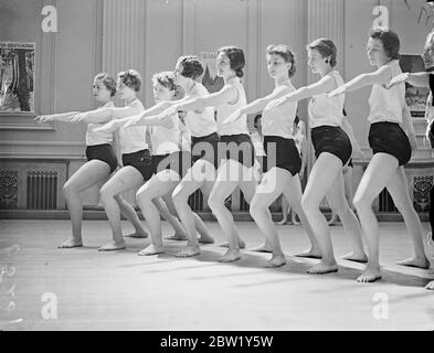 Les filles canadiennes de santé et de beauté répètent à Londres. Les 58 membres canadiens de la Ligue des femmes pour la santé et la beauté qui sont venus à Londres pour participer à l'exposition Great Coronation de la Ligue à Wembley le 12 juin, ont répété au Mertimer Hall, Great Portland Street. L'âge moyen des filles est de 24 ans. La plupart d'entre eux travaillent dans des bureaux lorsqu'ils sont à la maison. Expositions de photos, filles canadiennes aux répétitions. 7 juin 1937 Banque D'Images