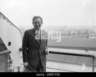 Alexander Korda de retour à Londres après Â £ 1.2 millions d'artiste unie affaire. M. Alexander Korda, chef de London films, est arrivé à la gare de Waterloo sur le "RMS Queen Mary" en train à son retour à Londres depuis l'Amérique, où il est porté par un contrat de 1.2 millions de livres sterling par lequel il acquiert une demi-part dans United Artist Corporation. L'autre moitié est détenue par Samuel Goldwyn. L'accord de M. Korda assure une distribution mondiale. Pour les films britanniques. Photos, M. Alexander Korda à bord de la reine Mary à Southampton. 14 juin 1937 Banque D'Images