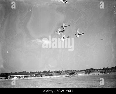 RAF offre un affichage à grande vitesse lorsqu'ils entendent Hendron Pageant. Volant certains des avions les plus rapides du service, les pilotes de la Royal Air Force ont répété l'exposition qu'ils donneront devant le Roi et ont assemblé des milliers de personnes au Pageant annuel à l'aérodrome d'Hendon le 26 juin. Le roi va voir un survol-passé de 250 avions. Expositions de photos : Hawker Furies donnant une exposition d'acrobaties à Hendon. 7 juin 1937 Banque D'Images