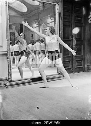 Les filles canadiennes de santé et de beauté répètent à Londres. Les 58 membres canadiens de la Ligue des femmes pour la santé et la beauté qui sont venus à Londres pour participer à l'exposition Great Coronation de la Ligue à Wembley le 12 juin, ont répété au Mertimer Hall, Great Portland Street. L'âge moyen des filles est de 24 ans. La plupart d'entre eux travaillent dans des bureaux lorsqu'ils sont à la maison. Des spectacles photo, Mlle Margaret Martin, de Hamilton, Ontario, répète devant un miroir. 7 juin 1937 Banque D'Images