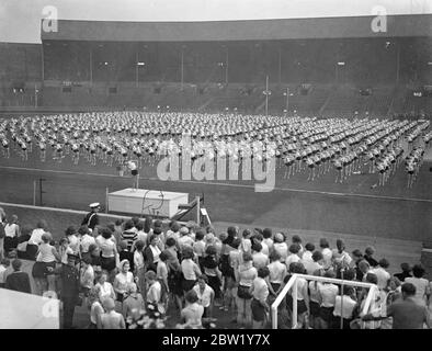 6000 Santé et beauté filles en démonstration de monstre à Wembley. 6000 filles du monde entier, tous les membres de la Ligue des femmes de Santé et de Beauté ont participé à un spectacle de monstres à l'Empire Stadium Wembley. Le programme comprenait des danses, des exercices et des tables. Photos : exercice en masse dans l'arène de Wembley. 12 juin 1938 Banque D'Images