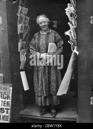 Ma Rushworth cède au progrès. Après 45 ans - refuse de prendre sa retraite. Après 45 ans d'affaires comme agent de presse presque sous l'ombre, l'Opéra de Covent Garden, Mme Rushworth, âgée de 73 ans, à tous les porteurs du marché de Covent Garden, quitte sa petite boutique à Endell Street, à long Acre. Une grande partie de la rue est en train d'être démoli pour faire place à un nouveau bâtiment. Mme Rushworth a passé toute sa vie à la boutique et a servi des gens célèbres comme Caruso, Tettrazini, Zena Dare et Sir Henry Coward. Même maintenant, Mme Rushworth refuse de quitter le commerce et a ouvert deux agents de presse sho Banque D'Images