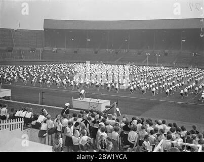 6000 Santé et beauté filles en démonstration de monstre à Wembley. 6000 filles du monde entier, tous les membres de la Ligue des femmes de Santé et de Beauté ont participé à un spectacle de monstres à l'Empire Stadium Wembley. Le programme comprenait des danses, des exercices et des tables. Photos : exercice en masse dans l'arène de Wembley. 12 juin 1938 Banque D'Images