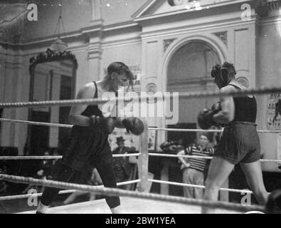 Tommy Farr s'entraîne pour le match avec Walterl Neusel. Tommy Farr, le poids lourd gallois, conquérant de Max Baer, s'entraîne à point House, Blackheath, Londres, pour son combat avec un Walter Neusel, le boxeur allemand, à la Haringay Arena, Londres, le 15 juin. Photos, Tommy Farr (à gauche) dans un combat d'entraînement avec un partenaire de parring à son gymnase de Blackheath. 9 juin 1937 Banque D'Images