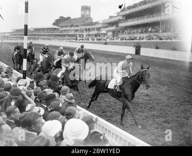 Fairplay remporte la coupe Royale de chasse à Ascot. Fairplay, propriété de M. R. Middlemas et monté par P. Maher, a remporté la coupe Royale de chasse le deuxième jour à Ascot. Le Couvert de M. H. G. Blagrave était deuxième avec Pegasus (M. J. P. Hornung) troisième. Photos : la finale de la coupe Royale de chasse à Ascot montrant le gagnant, Fairplay, sur les rails (premier plan). 16 juin 1937 Banque D'Images