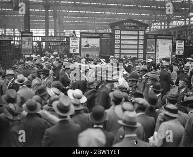 Masse de toppers d'Ascot à Waterloo. Spectacles de photos : la mer des chapeaux de tête à la gare de Waterloo, en train de racégers, pour la deuxième journée de la rencontre d'Ascot. 16 juin 1937 Banque D'Images