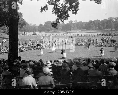 Des danseurs de campagne donnent un programme à Hyde Park. Les danses de campagne des îles britanniques et les danses nationales de nombreux pays européens ont été exécutées en costume par des enfants et des adultes dans le programme de danses de la Ligue des Arts donné dans le Cockpit à Hyde Park. Spectacles de photos : vue générale des danseurs folkloriques du Cockpit, Hyde Park. 5 juin 1937 Banque D'Images