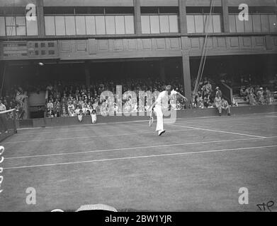 Hughes joue le favori américain à Wimbledon. G P Hughes, le joueur britannique de double, a rencontré Donald Budge, l'américain qui est le favori pour le titre masculin dans les singles des championnats d'Angleterre à Wimbledon. Expositions de photos, G P Hughes, en jeu. 23 juin 1937 Banque D'Images