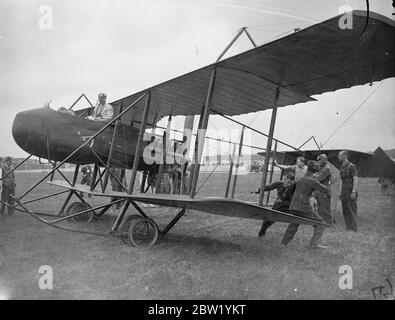 Avion d'avant-guerre utilisé dans la chasse aérienne à Hendon. Répétition de la page. Apparemment aussi grotesque que les monstres qu'il a chassés, un avion Horace Farman d'avant-guerre utilisé dans l'un des objets légers a répété à Hendon pour l'exposition de la Royal Air Force le 26 juin. Le grand jeu a été sélectionné parmi un certain nombre de monstres dit habiter la stratosphère. Spectacles photo: Démarrage de l'avion Horace Farman d'avant-guerre en tirant sur une corde en préparation pour la chasse aérienne de gros-jeu à Hendon. 16 juin 1937 Banque D'Images