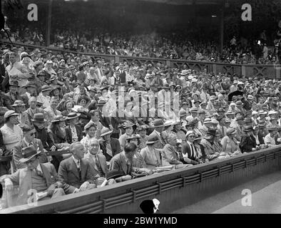 Une foule de spectateurs regarde les batailles de tennis pour femmes sur le court du centre. Une foule importante s'est rendue sur le court du Centre à Wimbledon pour voir les joueuses de crack participer au deuxième jour du tournoi, consacré aux matchs des femmes. Expositions de photos, le court du centre bondé pendant le match entre Alice Marble, la championne américaine, et Miss RM Hardwick de Grande-Bretagne, 22 juin 1937 Banque D'Images