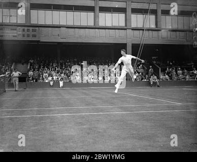 Le favori américain rencontre Hughes à Wimbledon. G P Hughes, le joueur britannique de double, a rencontré Donald Budge, l'américain qui est le favori pour le titre masculin dans les singles des championnats d'Angleterre à Wimbledon. Expositions de photos, Donald Budge en jeu. 23 juin 1937 Banque D'Images